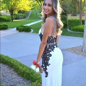 STUNNING WHITE AND BLACK DRESS